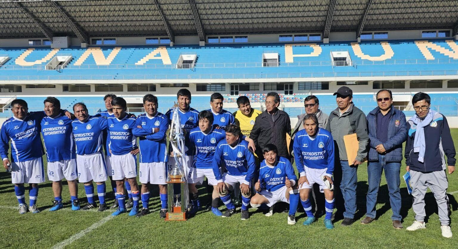 Equipo de la FINESI campeón del torneo relámpago en el Estadio Monumental de la UNA Puno